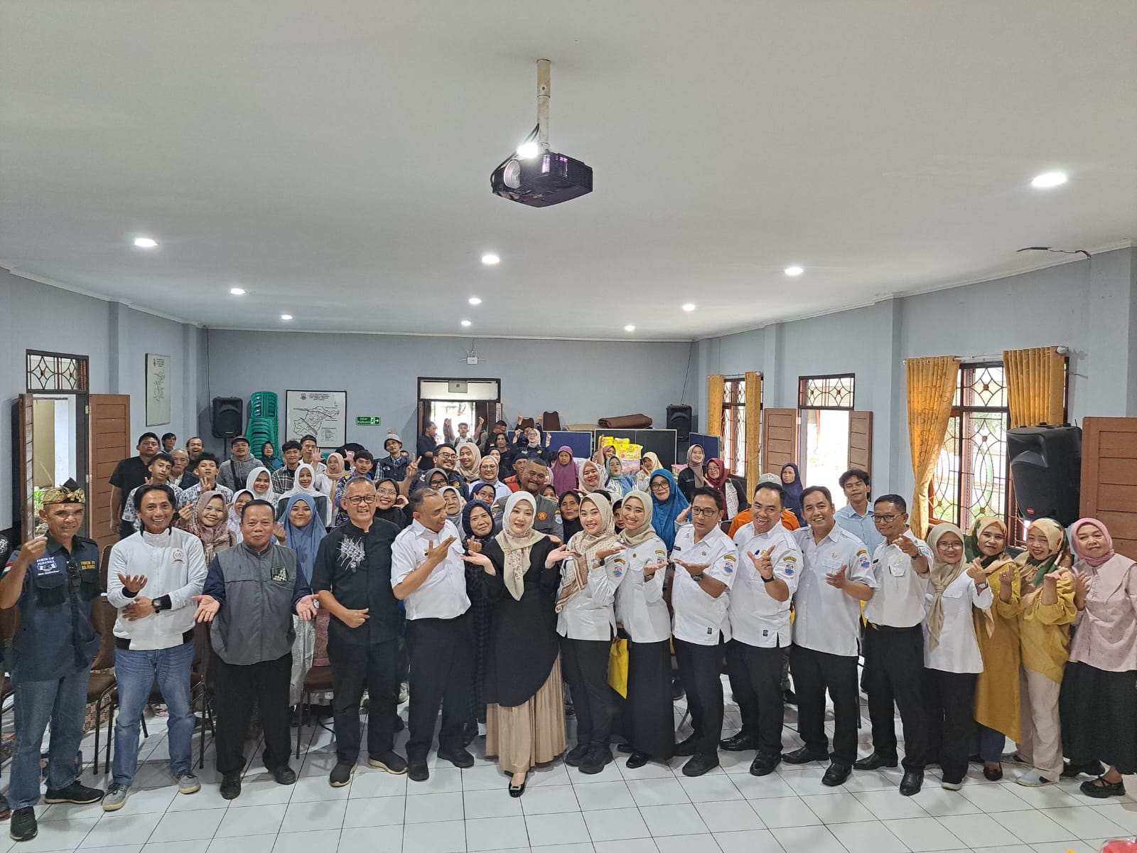 Forum Aspirasi dan Penyerahan Bantuan Bersama  Ibu Dr. Hj. Atalya Praratya, S.IP., M.IKOM